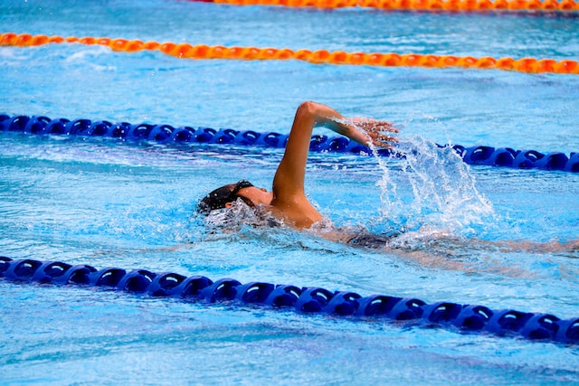 How to Listen to Music While Swimming How to Listen to Music While Swimming
